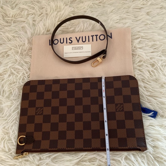 Louis Vuitton (Free Dior Lip Glow) - Picture 10 of 16